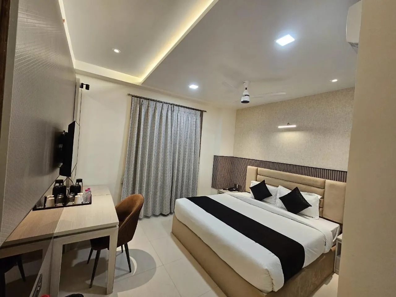 Hotel Glorious Grand Varanasi 3*,  India