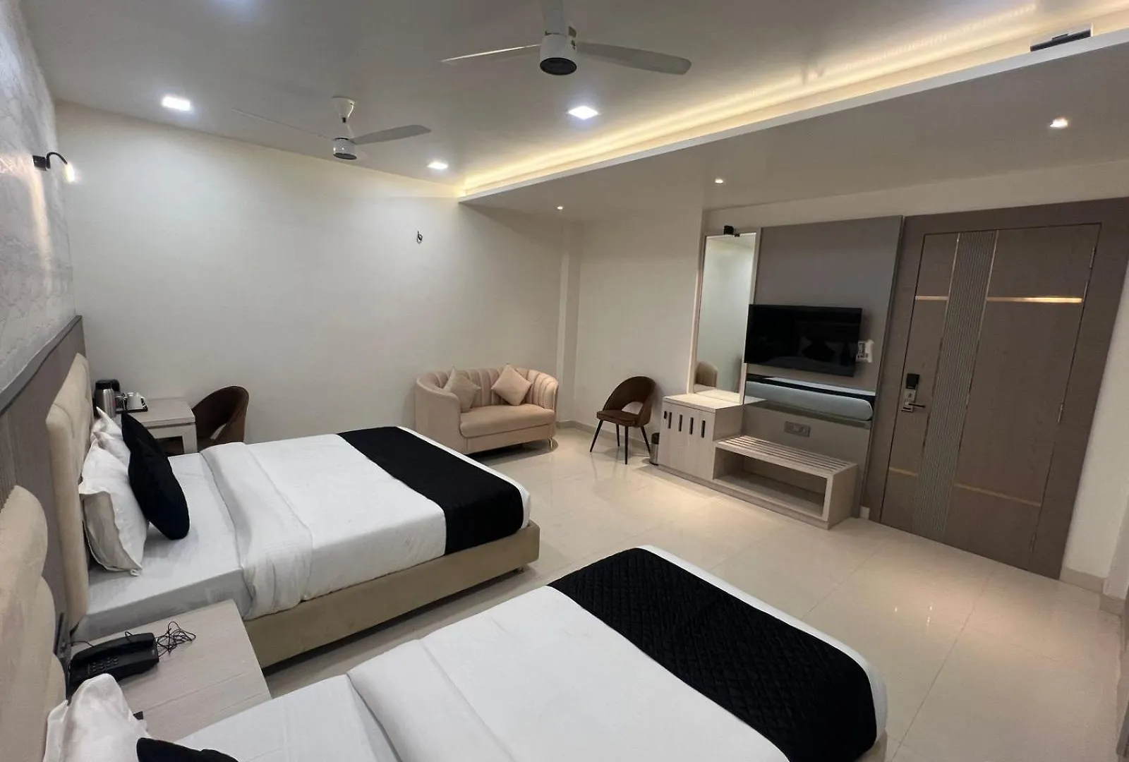 Hotel Glorious Grand Varanasi 3*,  India